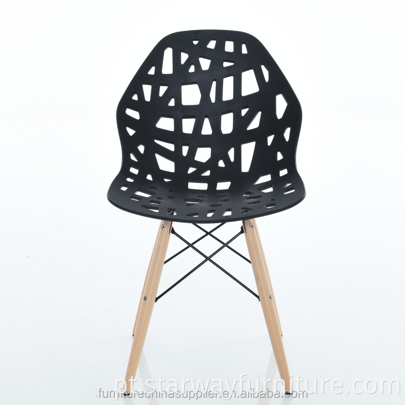 Assento em pp de plástico colorido moderno de design barato, cadeira de jantar com perna de madeira de faia